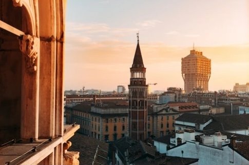 Veduta dei tetti di Milano al tramonto